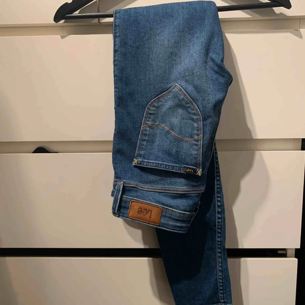 Snygga Lee jeans i bra kvalite. Midja: 26, Längd: 31. Jeans & Byxor.
