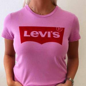 Hej🥰 Jag säljer en Levis tröja som köptes på Levis i Göteborg förra månaden. Tröjan har inte kommit till använding därför tänkte jag sälja  😄 allt kostar 240 inklusive frakt 🤩 Skicka meddelande till mig privat vid intresse!