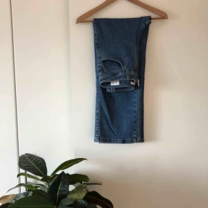  - Rakställda jeans med synlig dragkedja från Dagmar. Använda knappt en handfull gånger. Insett att jag har för många liknande par i garderoben så det här paret får tyvärr gå.