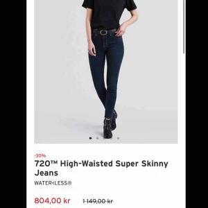  - Mörka Levis jeans Använda några fåtal gånger  Stretchiga  Passar normal S   Storlek 26/32