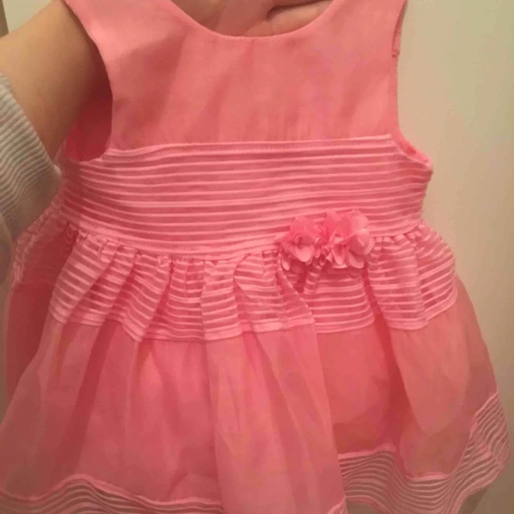 Har två super fina klänningar som aldrig blev använda  storlek på den rosa är 4-6 månader den gula  6-9 månader  vid intresse kan jag skicka fler bilder om önskas ( frakt står köparen för ). Klänningar.