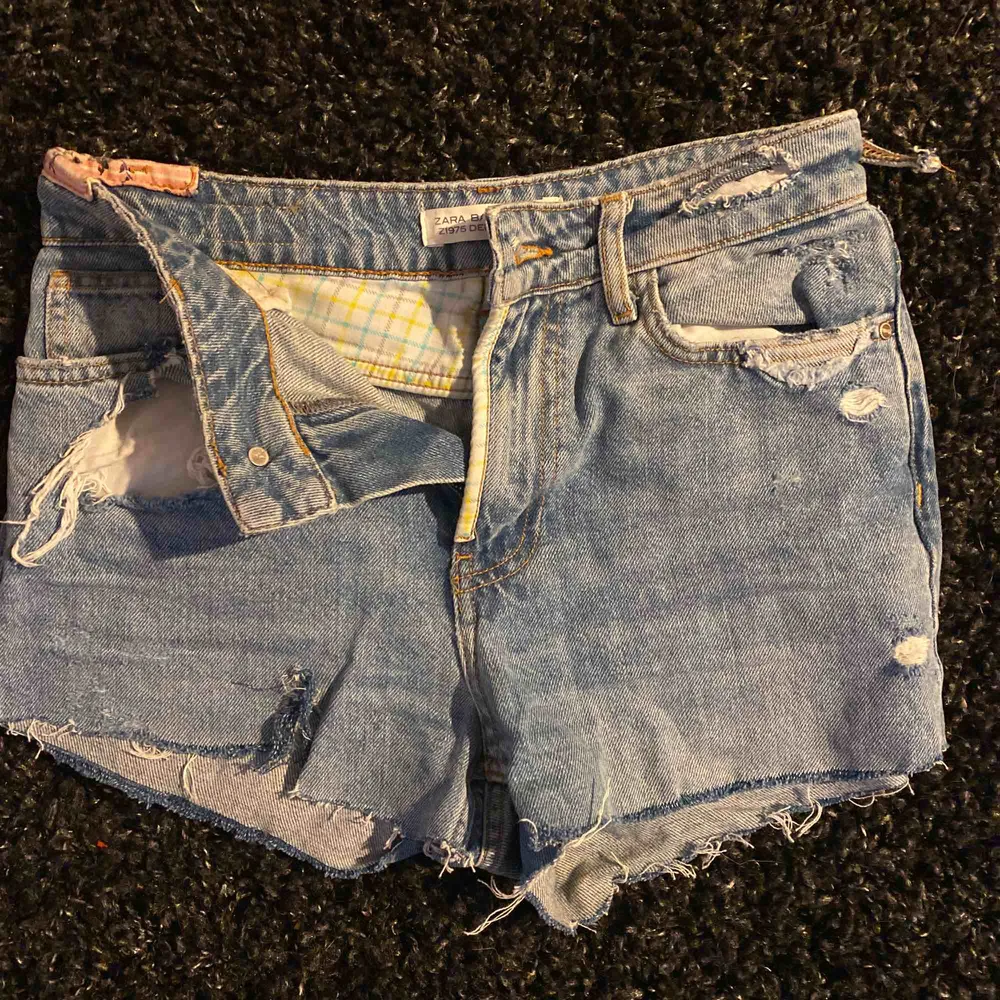 Tre olika jeans-shorts i olika storlekar! 100kr för alla tre eller 50kr/st. Hör av er för fler frågor! Frakt tillkommer. Jeans & Byxor.