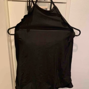  - Gullig baddräkt med vaddering vid byst, knyts vid nacken!