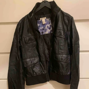  - Svart läderjacka från HM. Passar storlek S bäst. Resår i armmuddar och fåll. Frakt kostar 66kr, köpare betalar.  