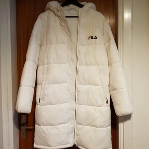  - Nyinköpt lång puffjacka från Fila. Använd vid 2 tillfällen, nyskick. Ord pris 1599 kronor. Kan skickas. Köpare står för frakten 