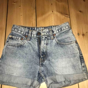  - Säljer dessa fina shorts från Levi’s. Tyvärr för små för mig men skulle passa dig som har XXS-XS! Jättefina i skick👍  Vill ha 200 och köpare står för eventuell fraktkostnad.