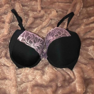  - En svart bh med spets detaljer, de står E men de är push up så passa mindre oxå