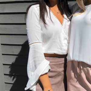  - Kort topp från Pull&Bear. Passar mer som en xs. Säljer den då den endast kommit till användning på bilden. (Frakt tillkommer)