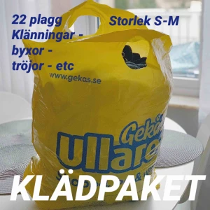  - Klädpaket med flera olika plagg som passar främst S-M. Möjligtvis någon L och XS  Finns i Göteborg/Borås. Kan fraktas men då står köparen för fraktkostnaden.  Ca 22 olika plagg  Kom med prisförslag