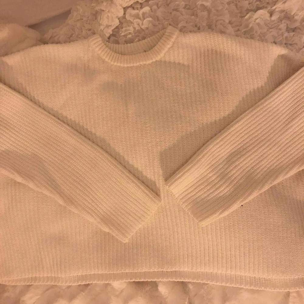 Super fin vit stickad tröja från Monki. Köpt i somras men endast använd 1-2 gång. Frakten ingår i priset. Tröjan är lite kortare än ”normal längd” men skulle inte kalla den croppad.. Stickat.