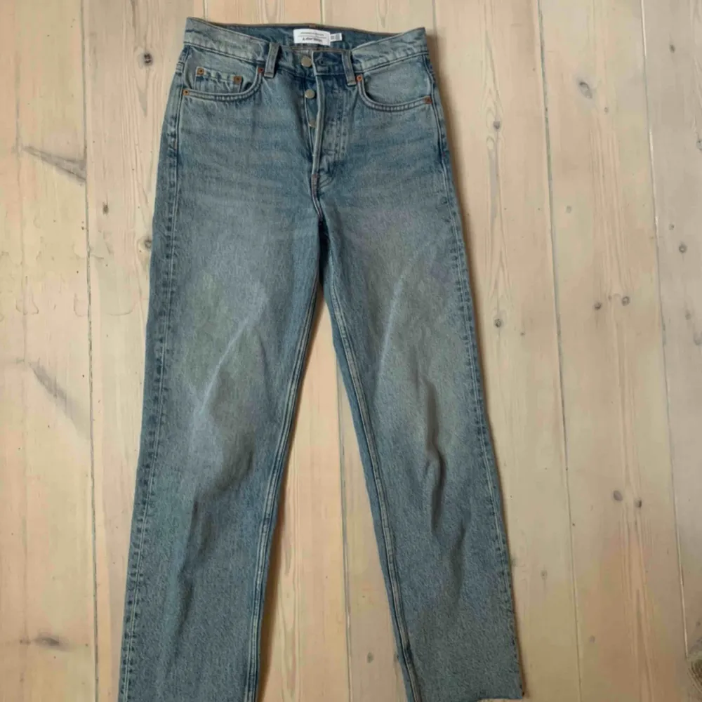 Levis liknande avklippta jeans från &Other Stories✨. Jeans & Byxor.