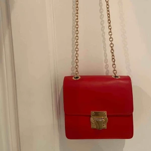  - Röd väska med gulddetaljer från & otherstories! Nypris ca 1000kr! Knappt använd och jättefint skick!