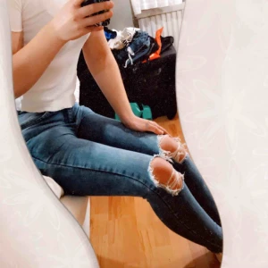  - Ljusa slitna skinny jeans Från New Look i modellen Jenna  Storlek: 38 men passar 36 bättre  199kr inkl frakten 
