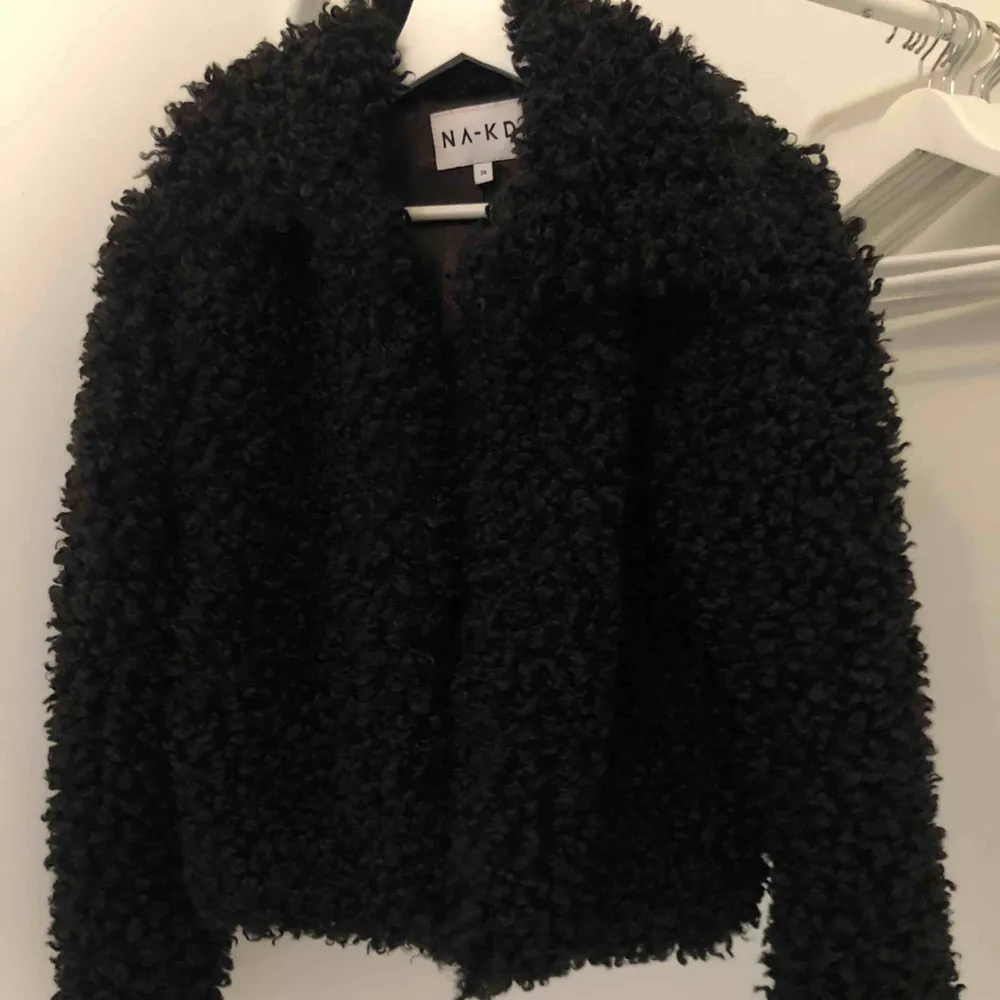 ”Curly Faux Fur Jacket Black” från NA-KD i storlek 34, kostar 799kr på NA-KDs hemsida. Super fin jacka i nyskick men säljer för att jag aldrig använder den. Använd 1 gång. Köparen betalar frakten.. Jackor.