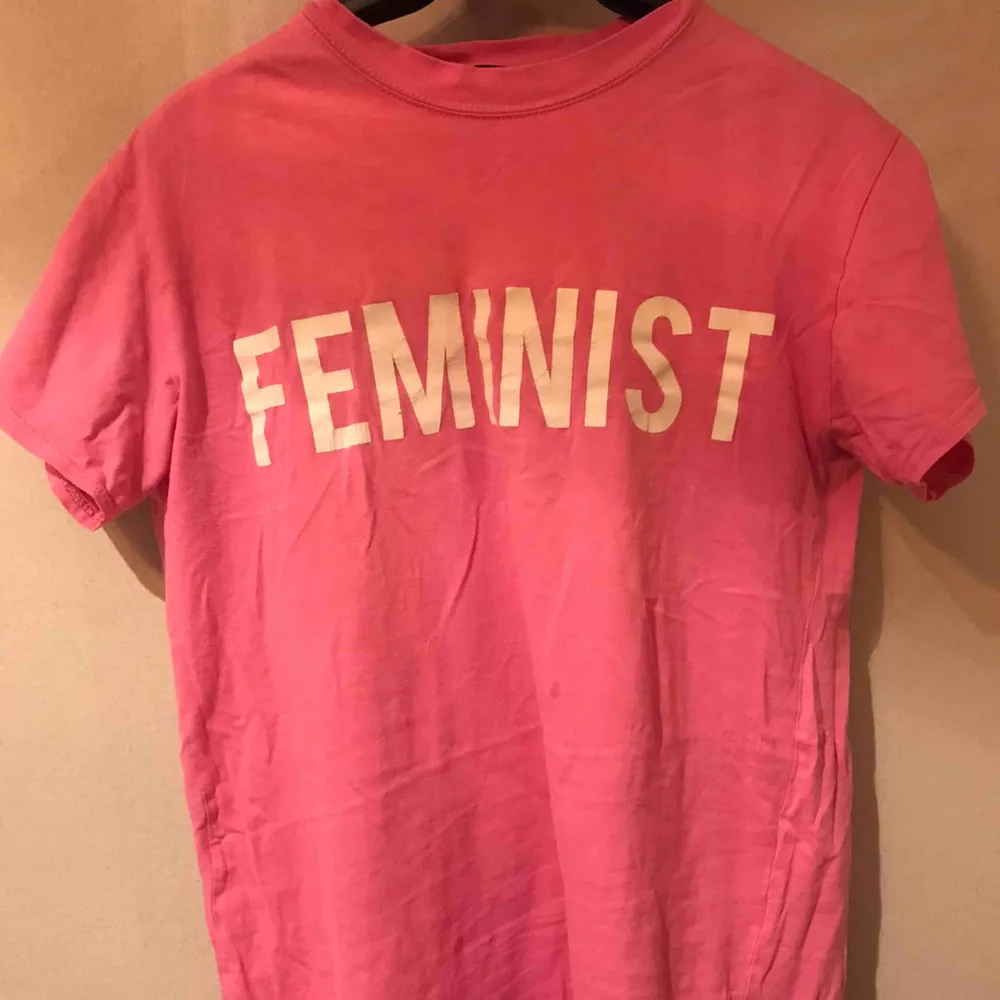 Du bör vara feminist om du ska köpa denna😝 köper du den står du även för frakten🥰🥰🥰🤘🏽🤘🏽😝😝. T-shirts.
