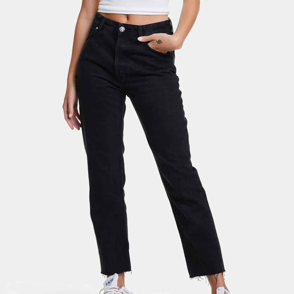 mom jeans från bikbok i storlek S. Använda ett fåtal gånger. Frakt på 50 kr tillkommer . Jeans & Byxor.