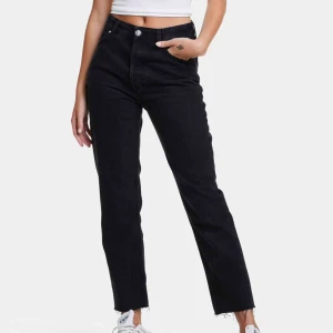  - mom jeans från bikbok i storlek S. Använda ett fåtal gånger. Frakt på 50 kr tillkommer 