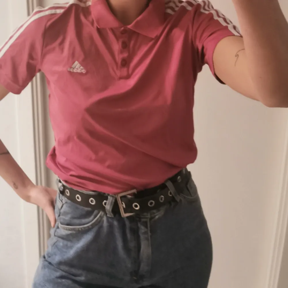 Vintage t shirt Adidas i rosa. Varan skickas inom 5 dagar efter mottagen betalning. Köparen står för frakten . T-shirts.