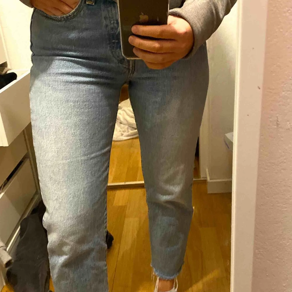 Levis jeans 101 cropped . Jeans & Byxor.