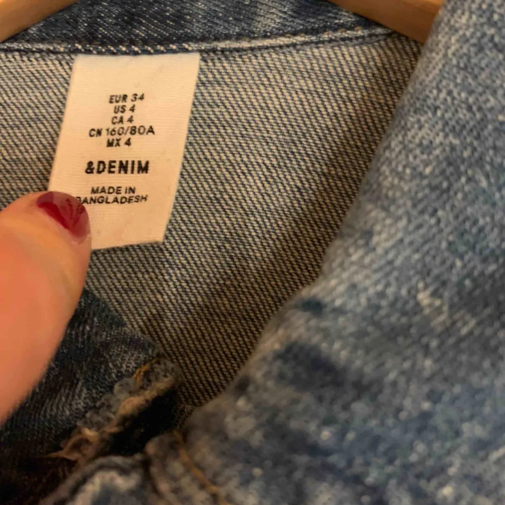 Jeansjacka i nyskick , från hm. Säljs pga att den inte kommer till användning tyvärr. Jackor.