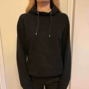  - Svart simpel hoodie från Hm. Frakt tillkommer