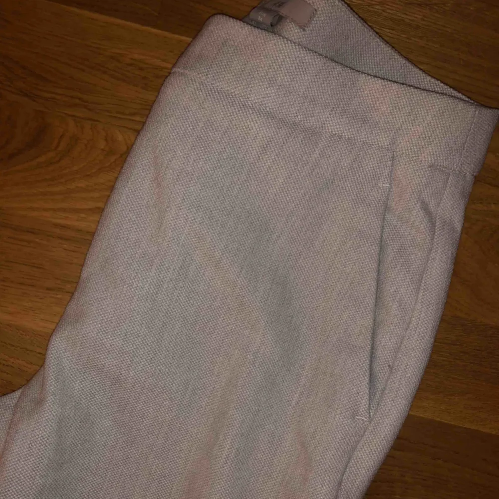 Ljusgrå kostymbyxor från H&M. Använda cirka 2 gånger.  Köparen står för frakt . Jeans & Byxor.