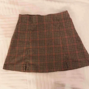  - Supersöt kjol från brandy Melville i 90tals stil!! Endast använd vid ett tillfälle!!  Den har dragkedja på sidan! Hämtas i Varberg annars tillkommer frakt!!