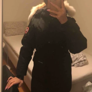  - Säljer min canada goose jacka modellen trillium parka i bra skick storlek S , inga hål eller slitage 