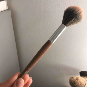  - Säljer caia sminkborste F05. Säljer pågrund av att de ej kommit till användning. Kan frakta