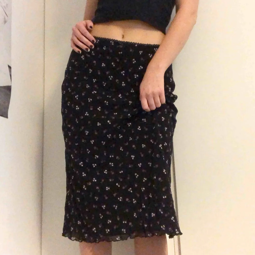 Blommig vintage kjol från Select 🌸 Älskar denna men är tyvärr för stor för mig, markerad som storlek 14 men sitter som en S/M. Kan dock passa många olika beroende på om man vill ha den hög eller låg i midjan! 💕. Kjolar.
