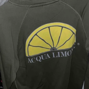  - Ett unisex plagg, grön med tryck. Storlek XSfunkar även S