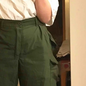  - As snygga gröna militärbyxor!! Väl använda. 150kr + 60 kr frakt❤️
