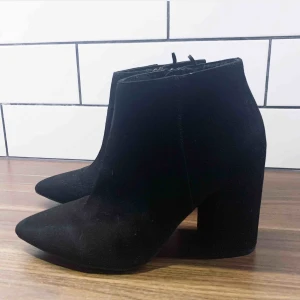  - Snygga skor från Hm/diveded, passar alls årstider! Bekväma med bra klack! 