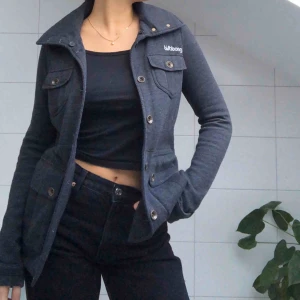  - Söt Billabong jacka som kommer börja komma till användning runt våren! 