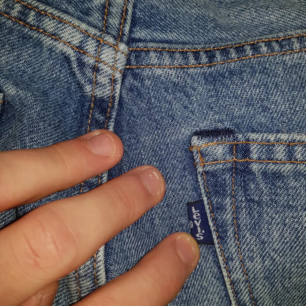 Hej säljer nu mina helt nya levis jeans har använt dem max 2gånger. Säljes pga jag tycker inte dem är min stil och sitter inte snyggt på mig. Dem är köpta på kenedies för 1000kr för ca 2mån sen skriv för mer info. Jeans & Byxor.