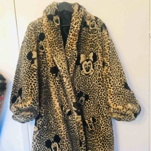  - Denhär kappan är gjord för en dicny produktion jag köpte den för 1500men har knapt använt den om du köper denna lär du vara helt ensam om den i Sverige inhämtad från England skriv för mer info 