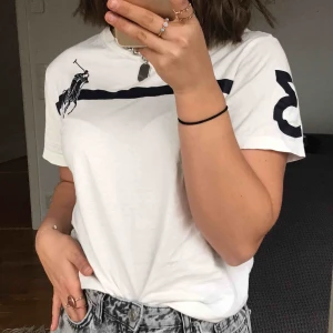  - En Ralph loren t-shirt, använts men märks inte av det står på lappen att det är storlek M men skulle säga xs funkar för båda tjej och kille . Frakt 65kr💕