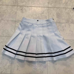  - Kjol från H&M i strl 36 (passar typ S). Endast använd typ 3 gånger så i väldigt fint skick. Kan mötas i Karlskoga/Örebro. Minns inte hur mycket den kostade men runt 200-300