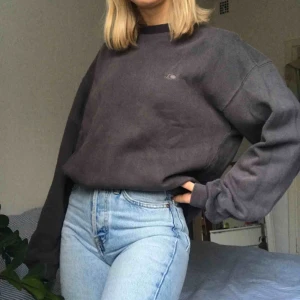  - Fin tröja i en mörkgrå färg.💞💞 Passar XS-M  Bud på 200kr