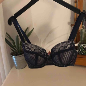  - Jätteskön balconettbh med lite tjockare band från twilfit. I fint skick men för liten för mig. Köparen står för frakt:)