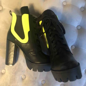  - Oanvända klackar i storl 38 Frakten står köparen för