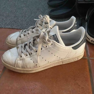  - Säljer mina stan Smith skor. Använda men i bra skick Tvättas även innan dom skickas iväg eller köpes. Strl 38 men passar även en 37. Fler bilder kan skickas vid förfrågan.