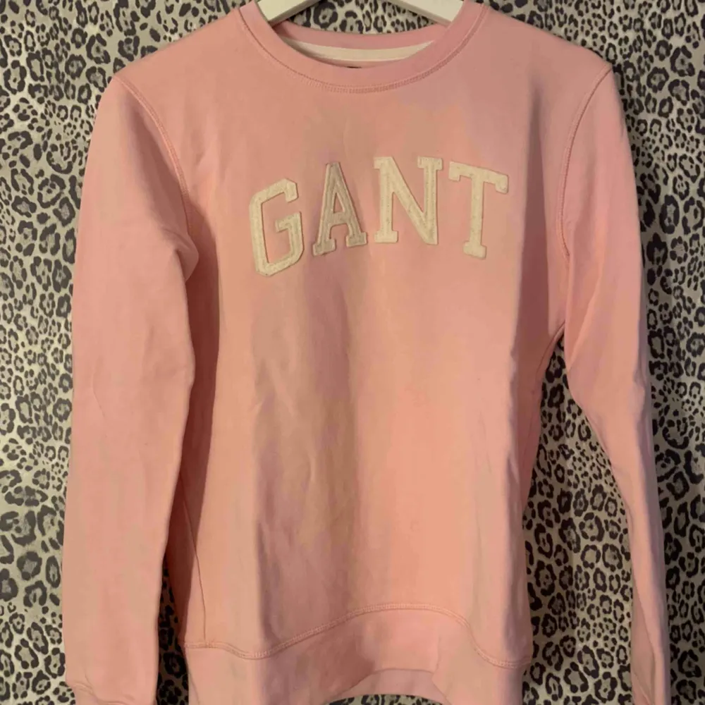 Rosa sweatshirt från Gant, använd endast en gång så fint skick. . Hoodies.