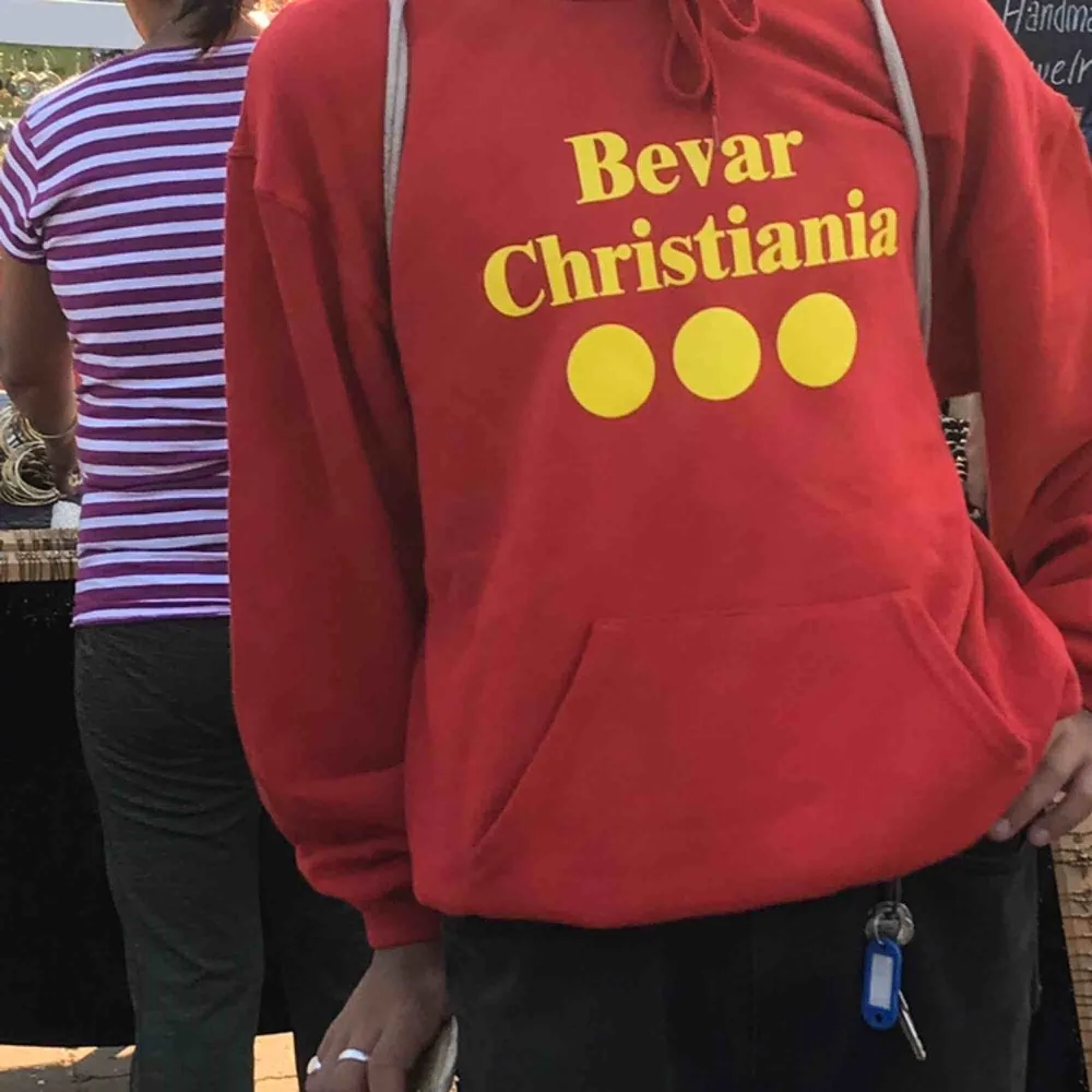 Hejhej säljer min Bevar Christiania tröja, röd i strl M. Köpt där och i bra skick. . Hoodies.