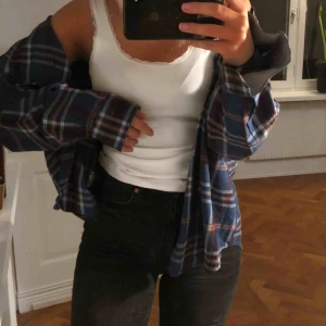  - Vintage-skjorta😍🤩 supersnygg med hoodie under, eller med linne som på bilden. Står storlek XXL i den så den funkar på alla, jag bär normalt S. GRATIS FRAKT!!