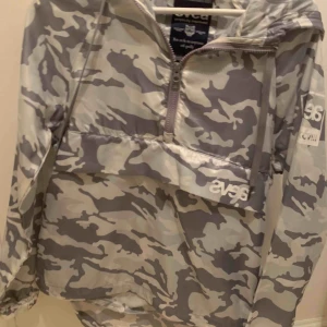  - Super cool vind jacka från svea, aldrig använd