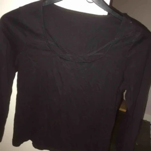  - Svart långärmad tröja med snörade detaljer, använd fåtal gånger. Tunnare matrial 