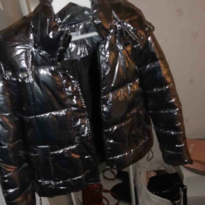  - Sjukt snygg silver/metallic jacka! Köpt här på plick men aldrig använd för den var nästan för kort i armarna (är lång därför, sitter som en S ska) Synd då den är så cool!!🖤❤️🖤❤️🖤