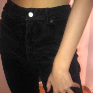  - Momjeans i machestertyg från Monki, bra skick! Köparen står för frakt💕💕