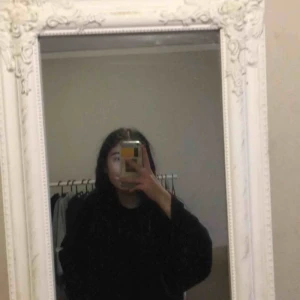  - Fin tröja med utsvängde armar, använt ett fåtal gånger, säljer för 50kr, väldigt fin julklapp tex☺️ 